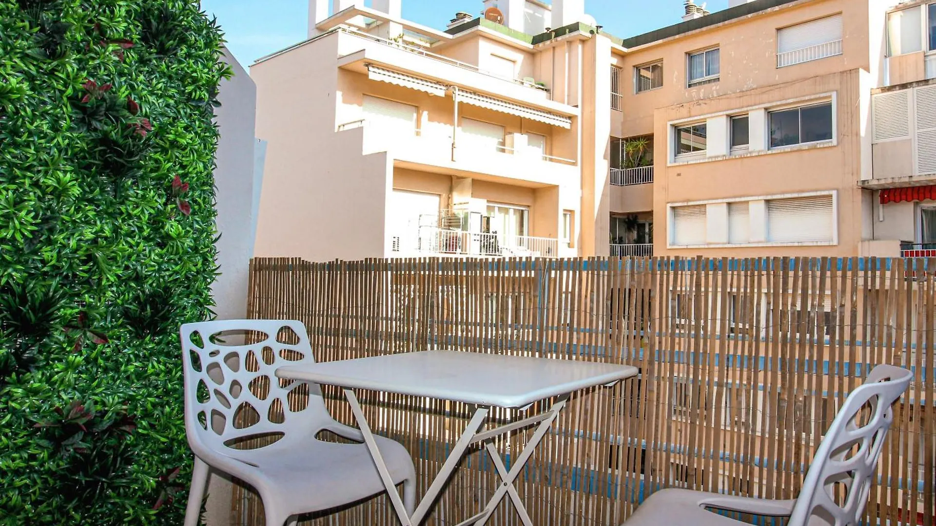 Foch Cocon Romantique Avec Spa A Deux Pas Des Vagues Antibes France