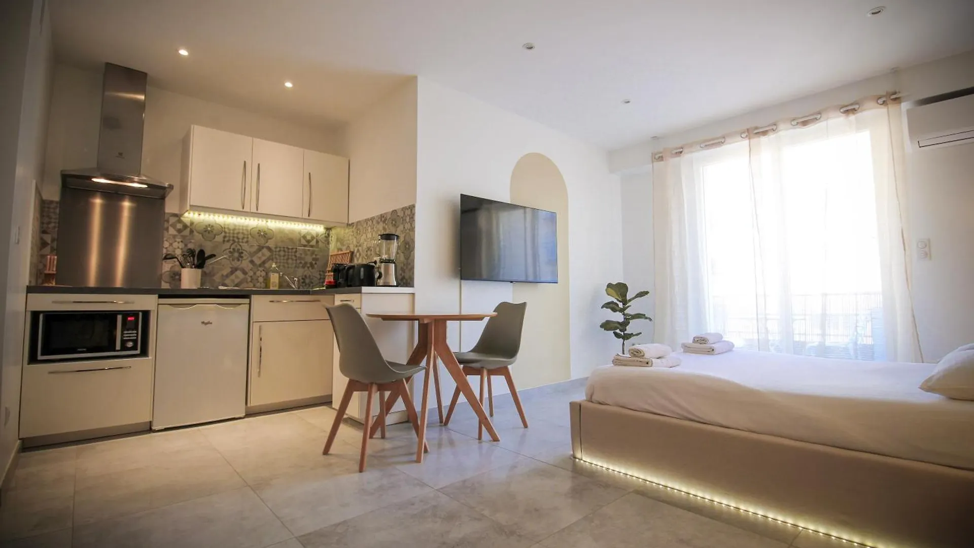 Foch Cocon Romantique Avec Spa A Deux Pas Des Vagues Antibes Apartment