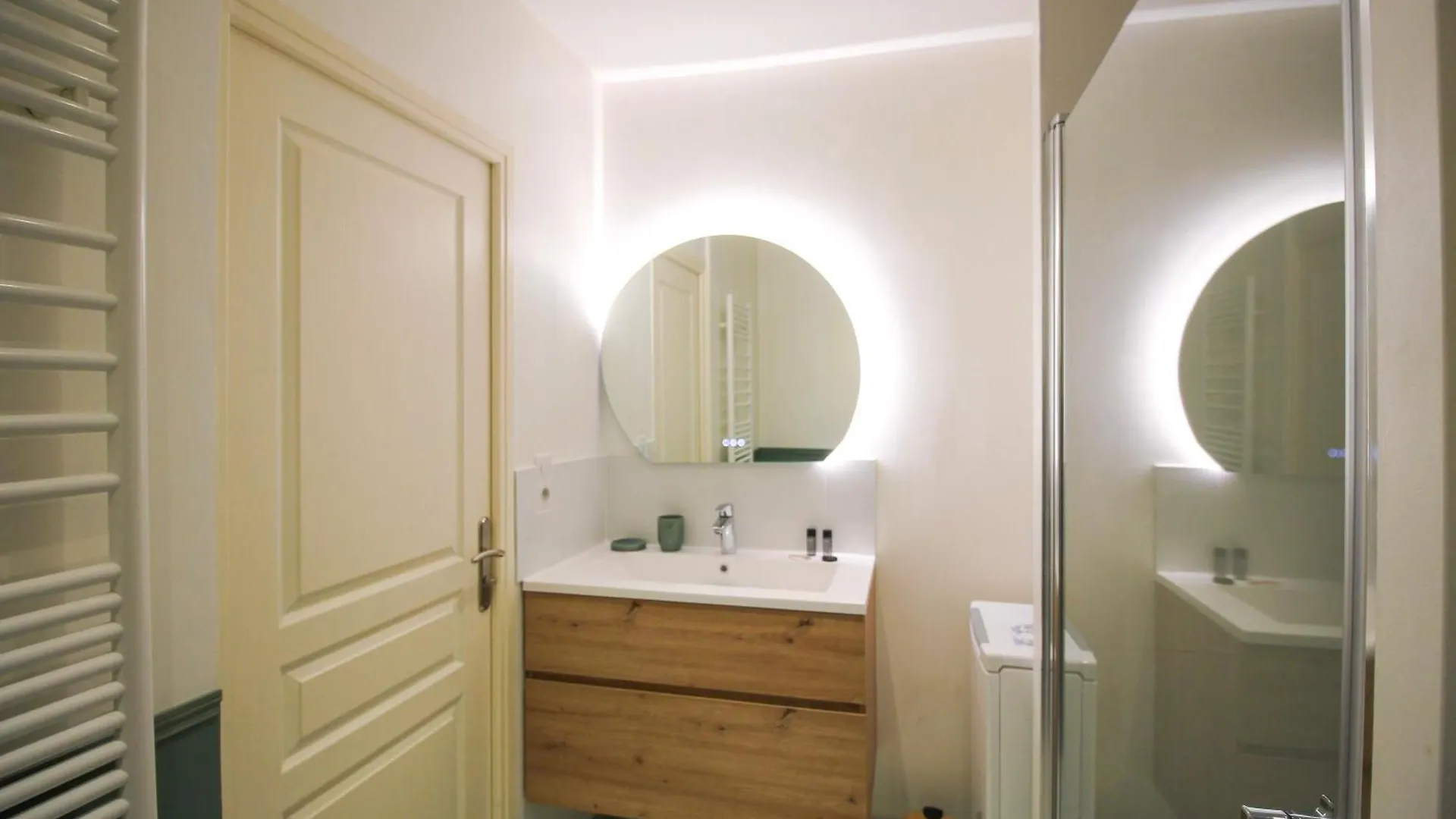 Foch Cocon Romantique Avec Spa A Deux Pas Des Vagues Antibes Apartment