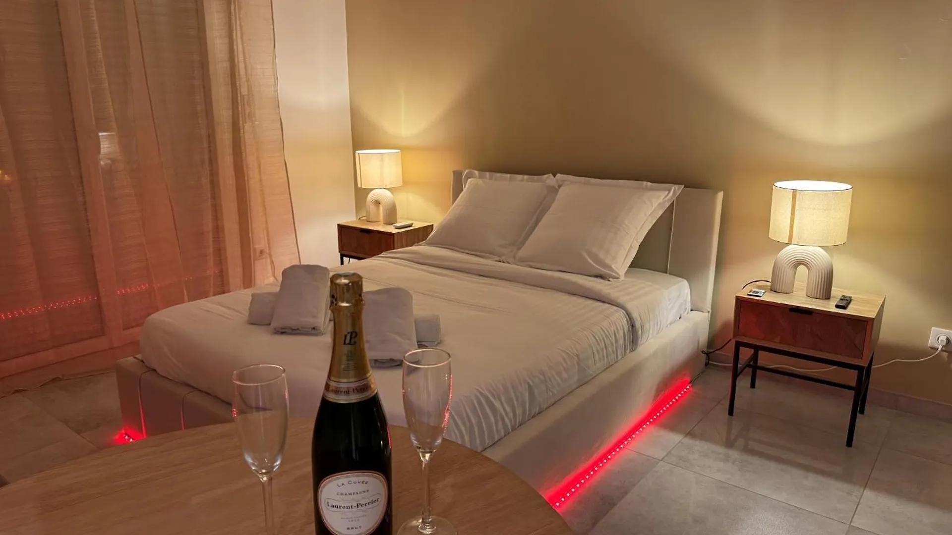 Apartment Foch Cocon Romantique Avec Spa A Deux Pas Des Vagues Antibes