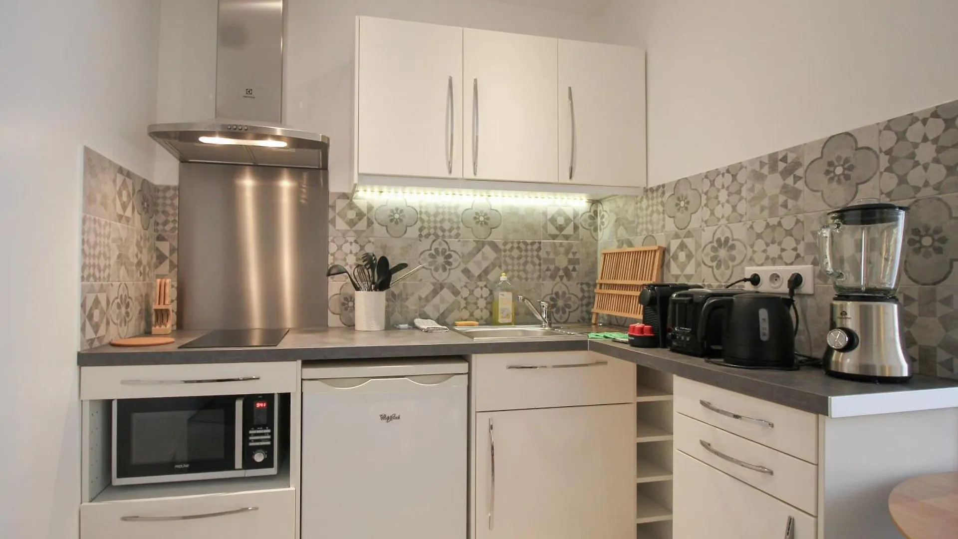 Apartment Foch Cocon Romantique Avec Spa A Deux Pas Des Vagues Antibes France